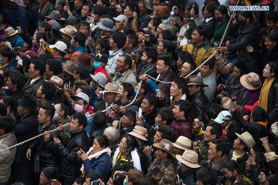Buddhism followers attend religious service in Tibet(1/5)