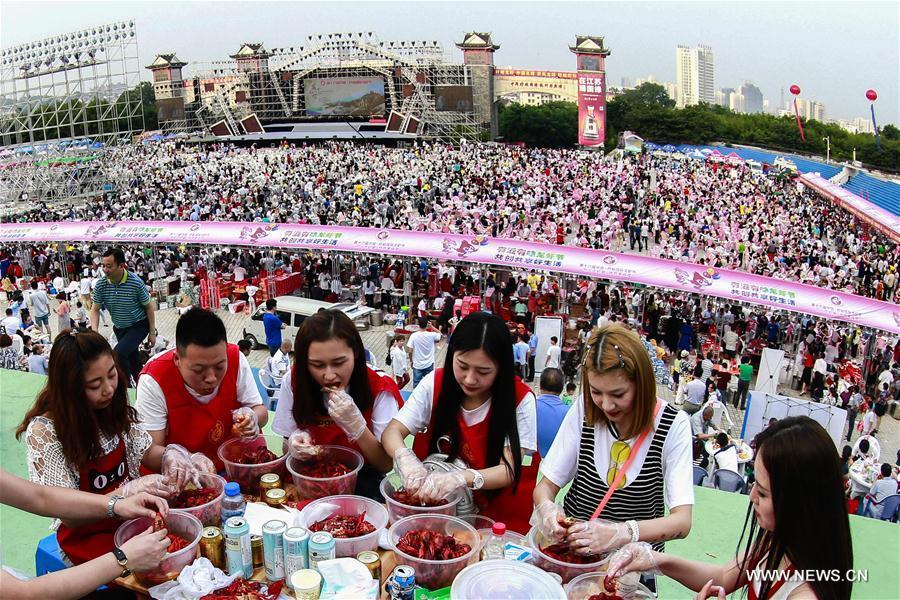 Crayfish food week held in Xuyi County, Jiangsu(2/6)