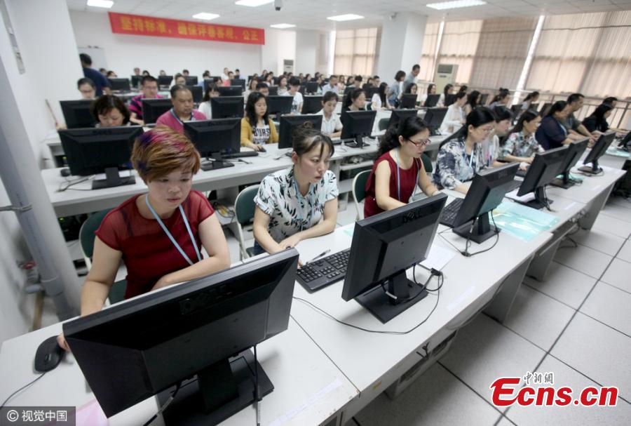 More than 1,300 mark gaokao test papers in Chongqing(1/3)