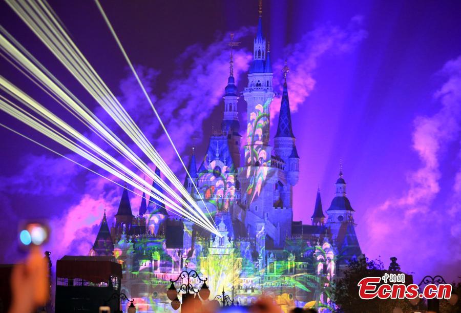 Shanghai Disney holds spectacular fireworks show(1/18)