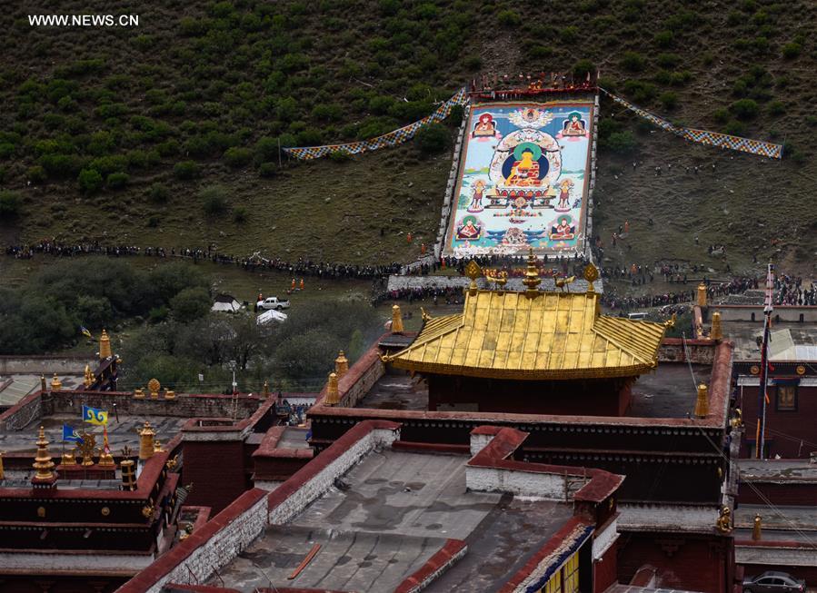 Thangka worship activity held in Lhasa(1/8)