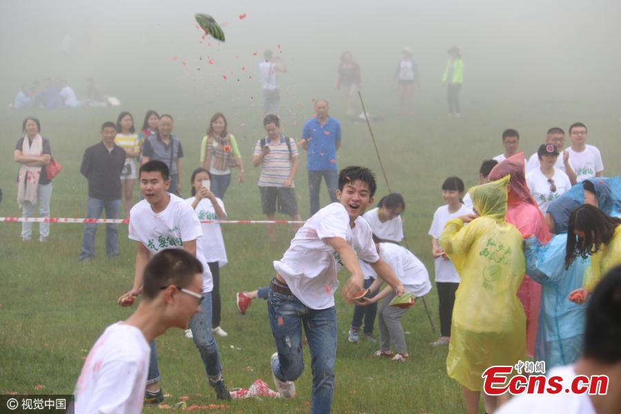 Stressed gaokao students resort to watermelon fight (1/3)