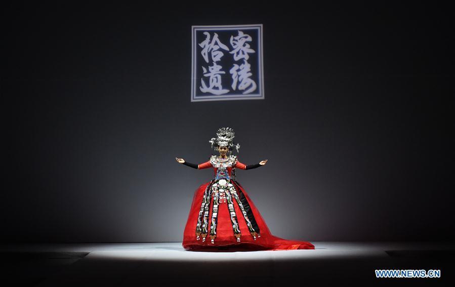 Chinese folk costumes show opens in Beijing (1/4)