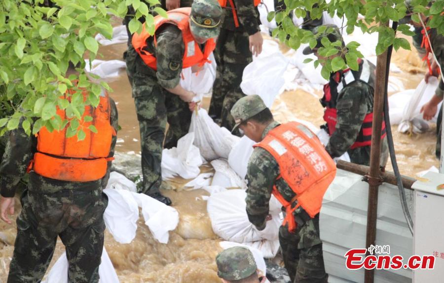 Soldiers on the frontline of fight against flood(1/5)