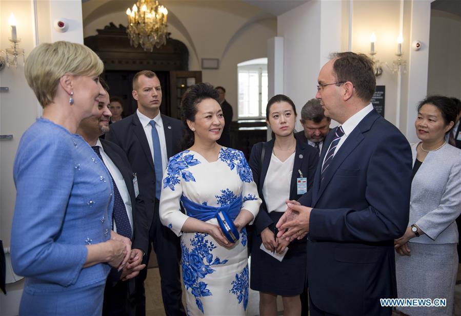 Peng Liyuan visits Fryderyk Chopin Museum in Warsaw, Poland(1/3)