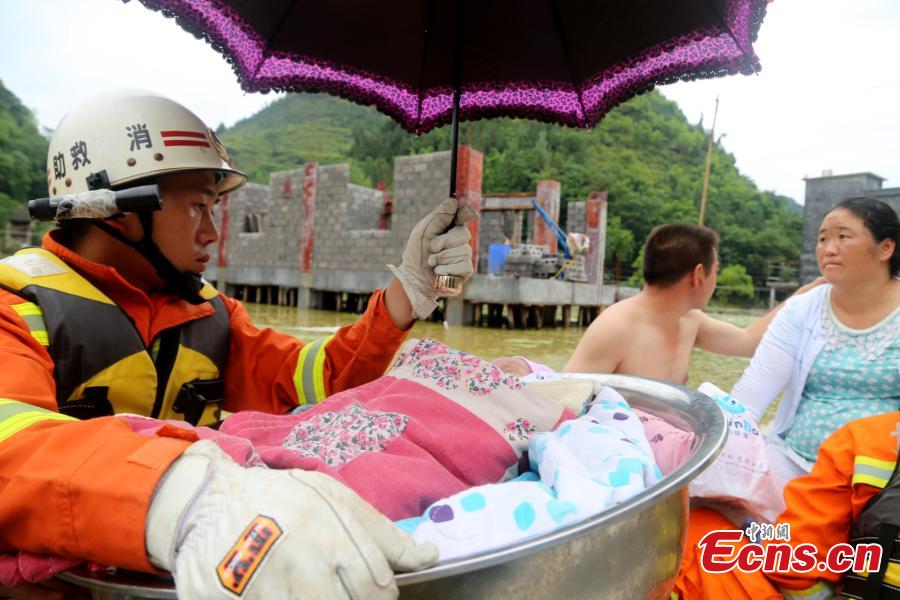 Rescuers save infant from flood(1/4)