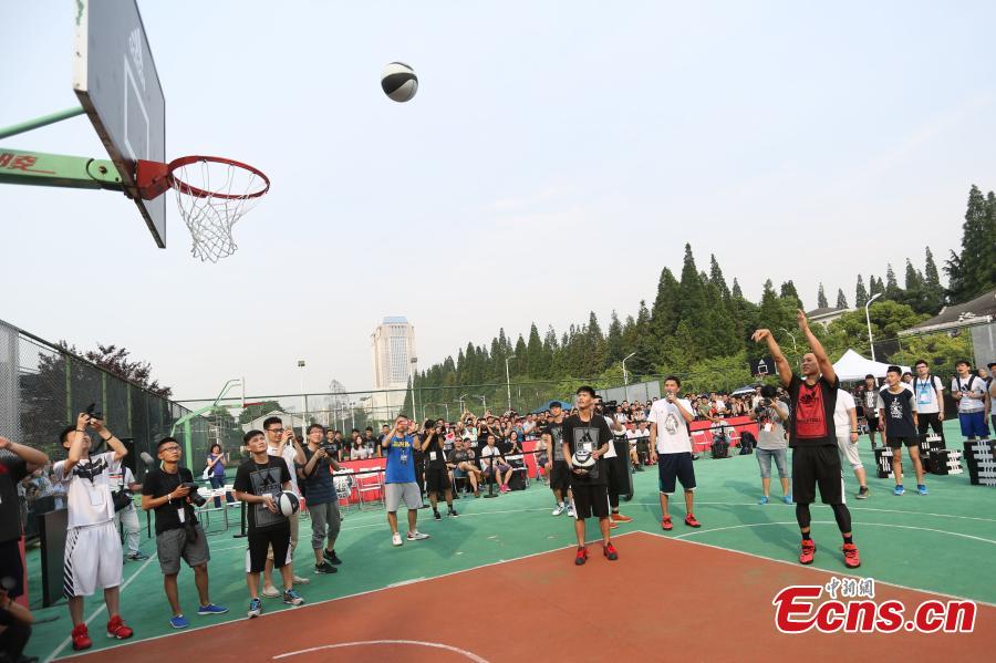 Jeremy Lin shows off basketball skills at Fudan University(1/5)