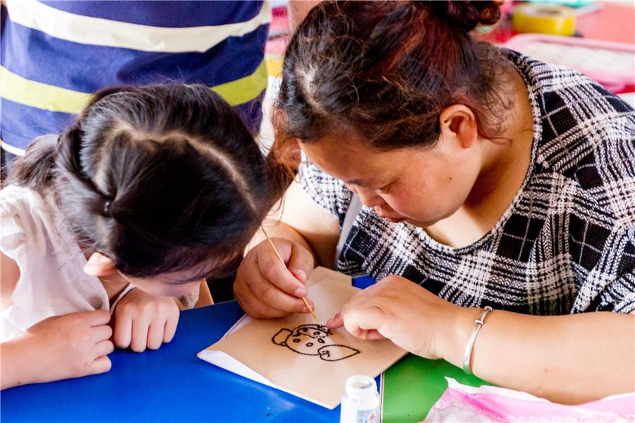 Grain art relieves poverty in Hebei village(1/7)