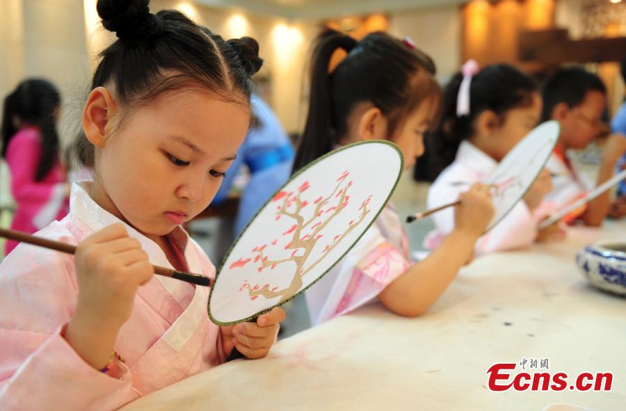 Children in traditional clothes experience classic Chinese culture (1/6)