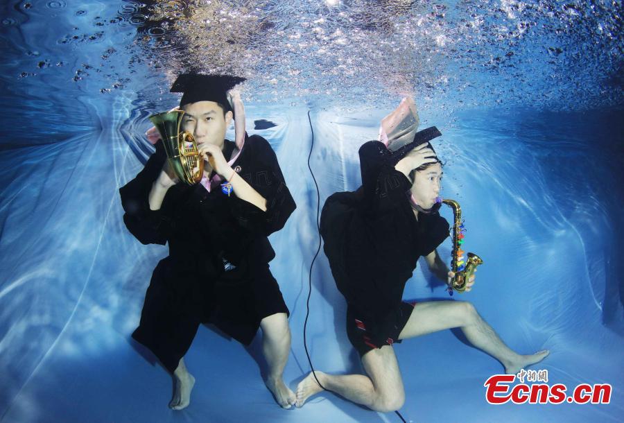 Graduates pose for creative underwater photos(1/8)