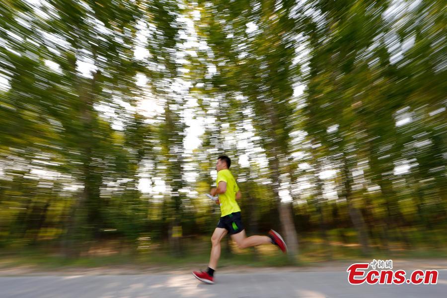 Ultramarathon runner to cheer Olympics teams in Rio(1/4)