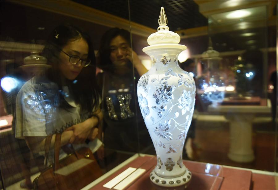 European glass art exhibition held in Hangzhou(1/10)