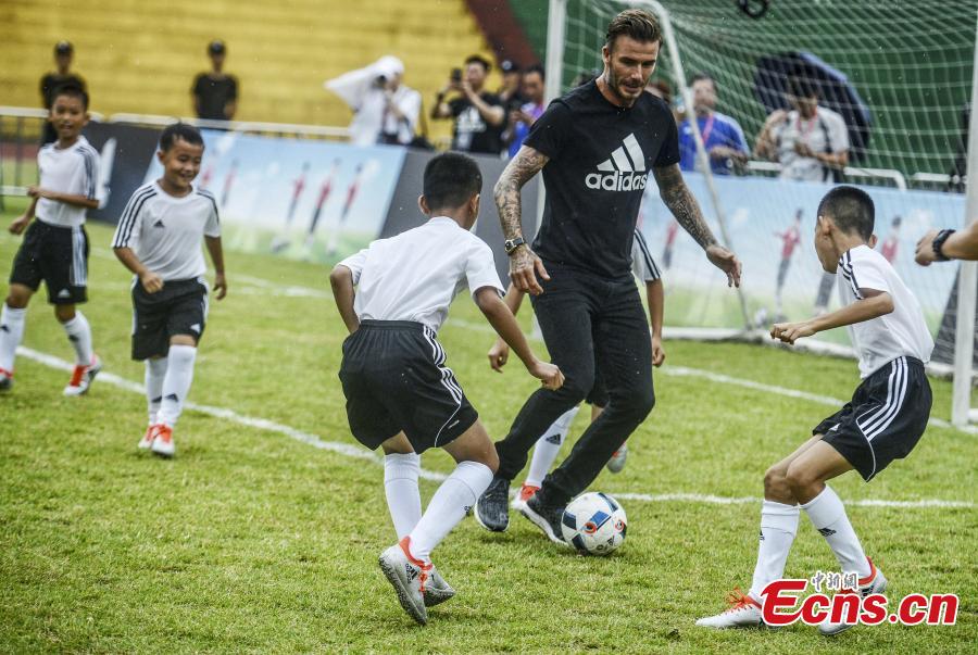 Beckham promotes football in South China school (1/3)