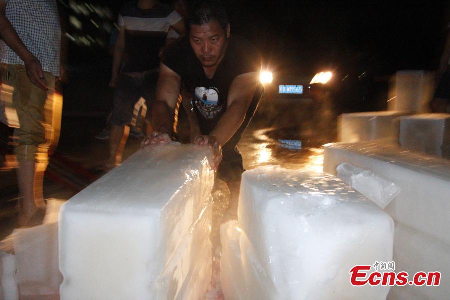 Students get 15 tons of ice to fight summer heat (1/3)
