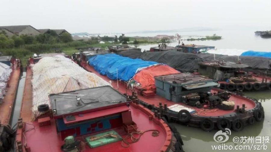 Police seize vessels dumping garbage in E China city(1/7)