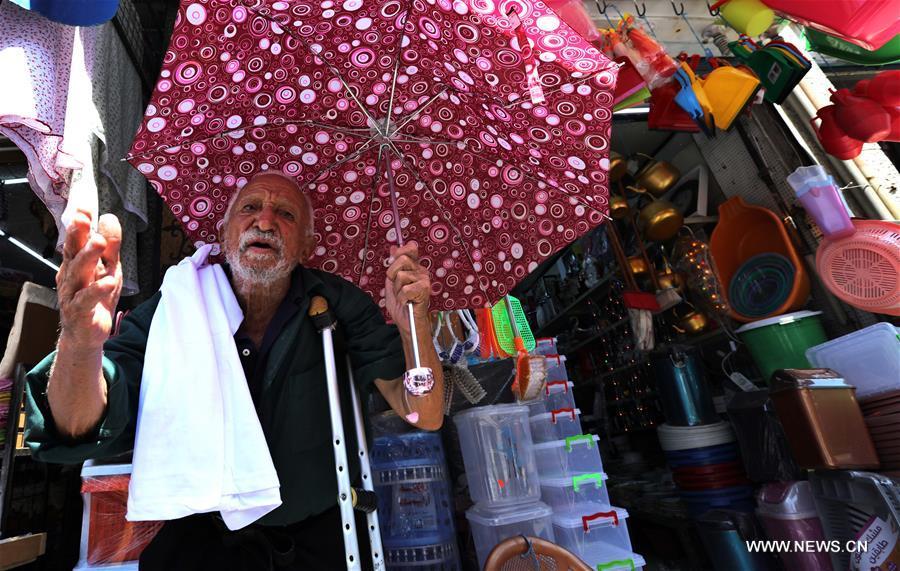 Muslims prepare for Eid al-Fitr festival around world(1/6)