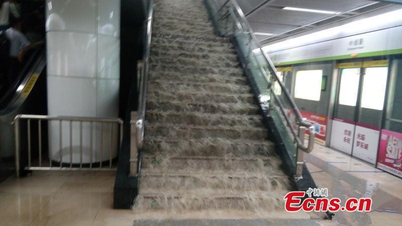 Flood-hit Wuhan issues red rainstorm alert (1/27)