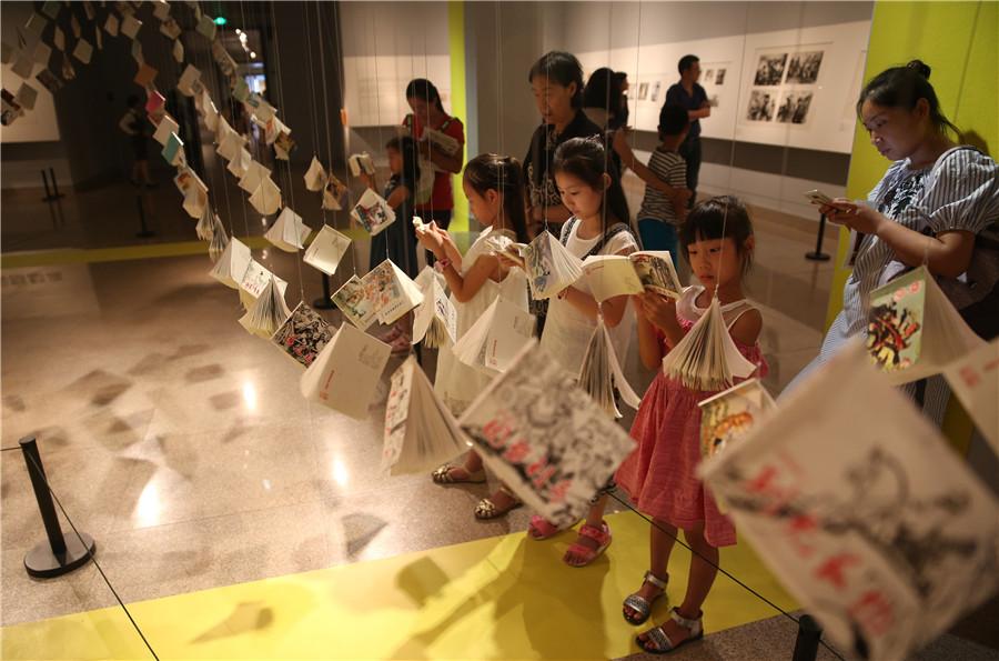 Chinese comic books displayed at the National Museum of China(1/4)