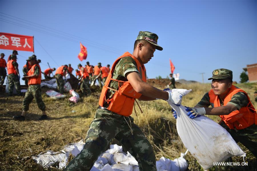Armed police reinforce dike of Yangtze River for flood control(1/4)