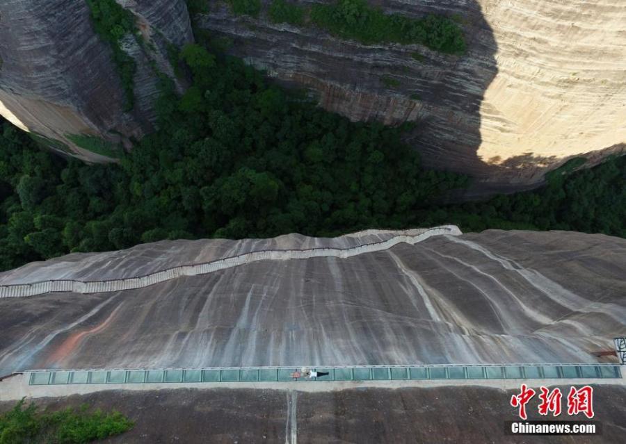 Skywalk glass bridge opens to public in central China(2/6)