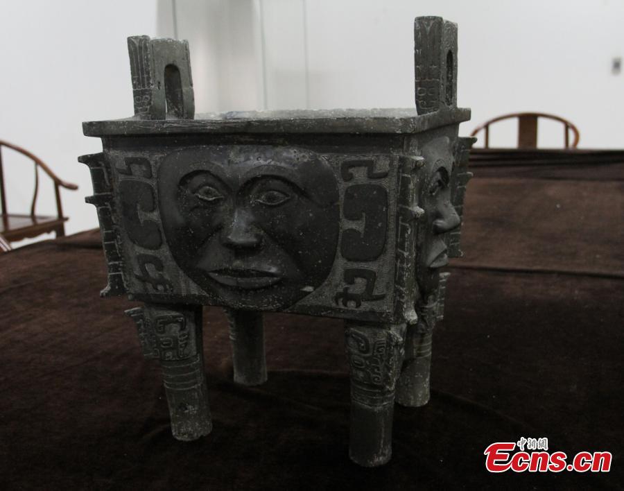 Bronze Ding with Human Faces to be displayed in Sichuan (1/3)