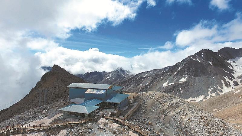 Lonely café on 4,860-meter-high glacier attracts visitors (1/2)