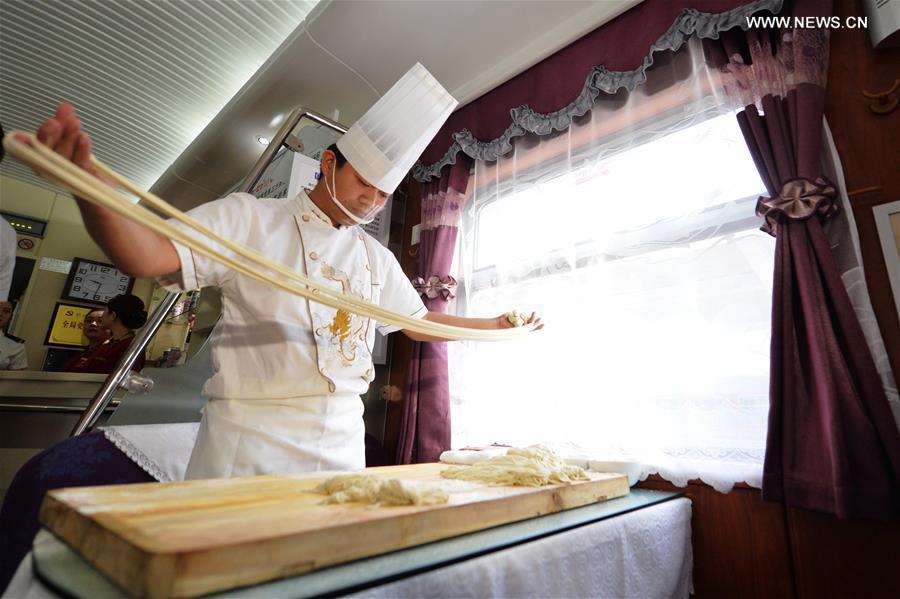 Trains depart from Lanzhou upgraded for better passenger experience (1/5)