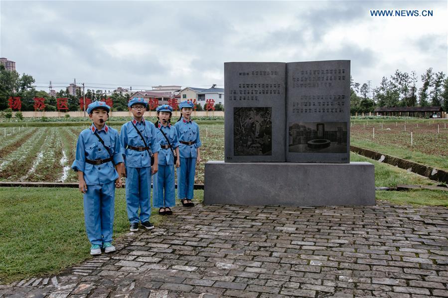 Tourists visit scenic spots in Ruijin, cradle of PRC (1/11)