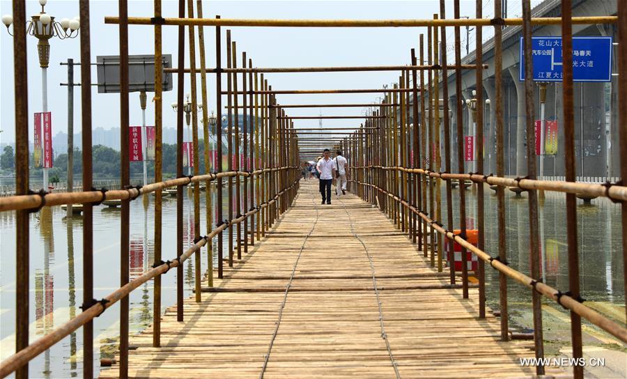 Boardwalk on bridge submerged by rising water at Tangxun Lake in China's Wuhan (1/7)