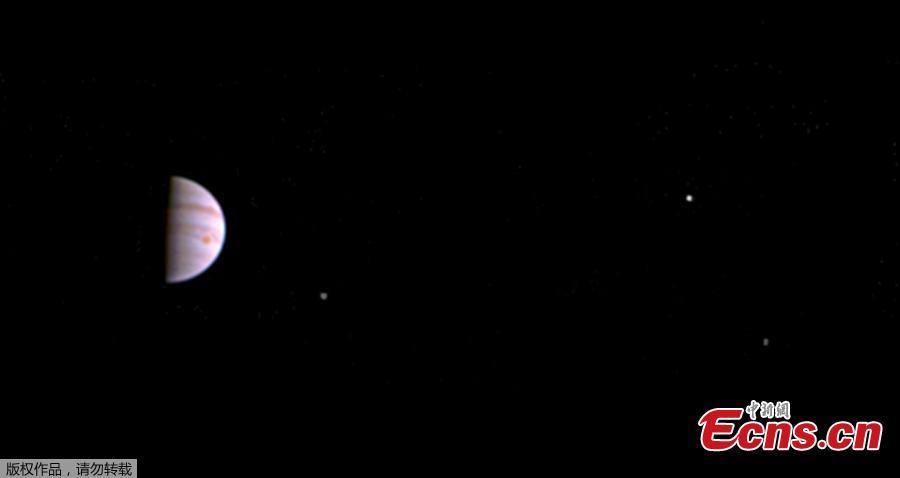 Juno spacecraft sends back first image of Jupiter and its moons(1/3)