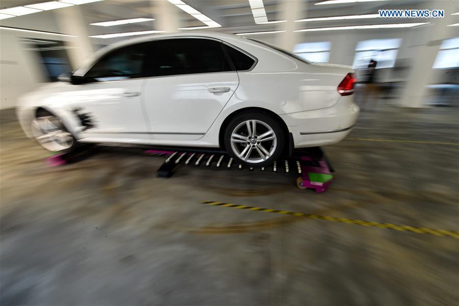 AGV parking robot becomes Internet hit in China(1/7)