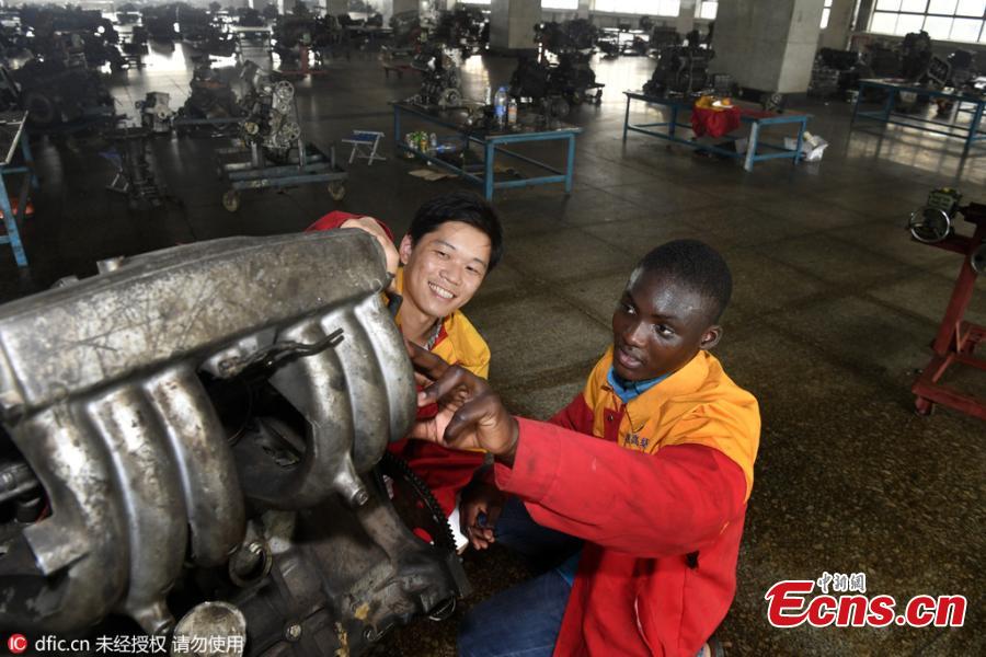 16-year-old Ghana student enjoys learning auto service in China (1/4)