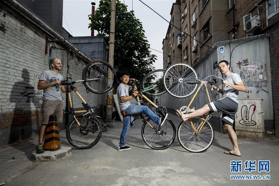 American boy opens bamboo bicycle studio in Beijing's alley (1/5)
