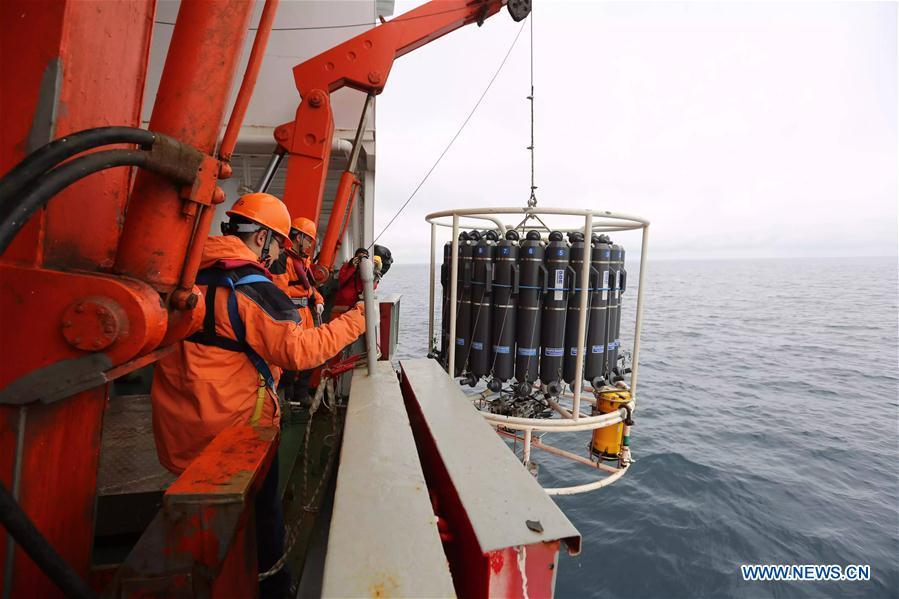 Icebreaker Xuelong arrives at North Pacific Ocean for 7th expedition(1/4)