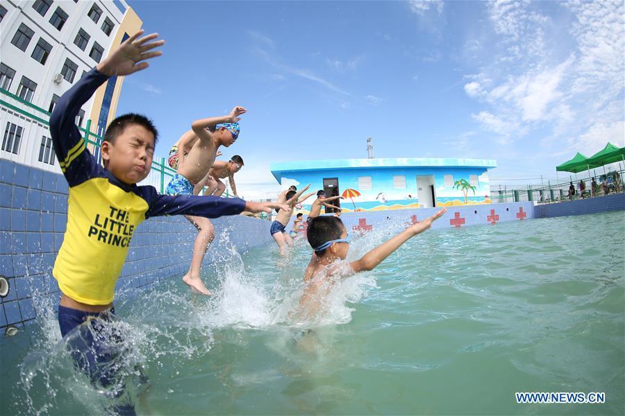 People enjoy summer holiday across China (1/9)