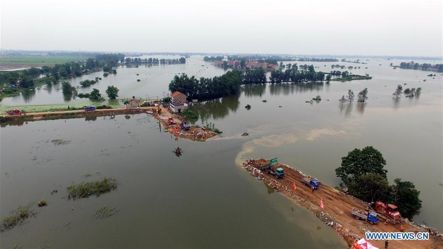 Rescuers work to repair dike breach on Kaotian River in Hubei (1/3)