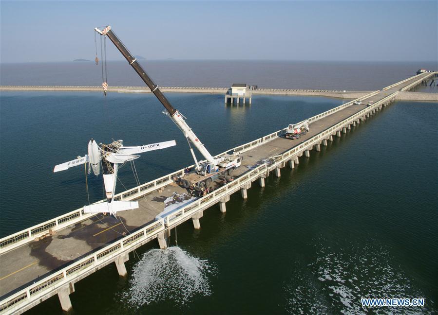 5 killed as amphibian plane hits bridge in Shanghai(1/6)