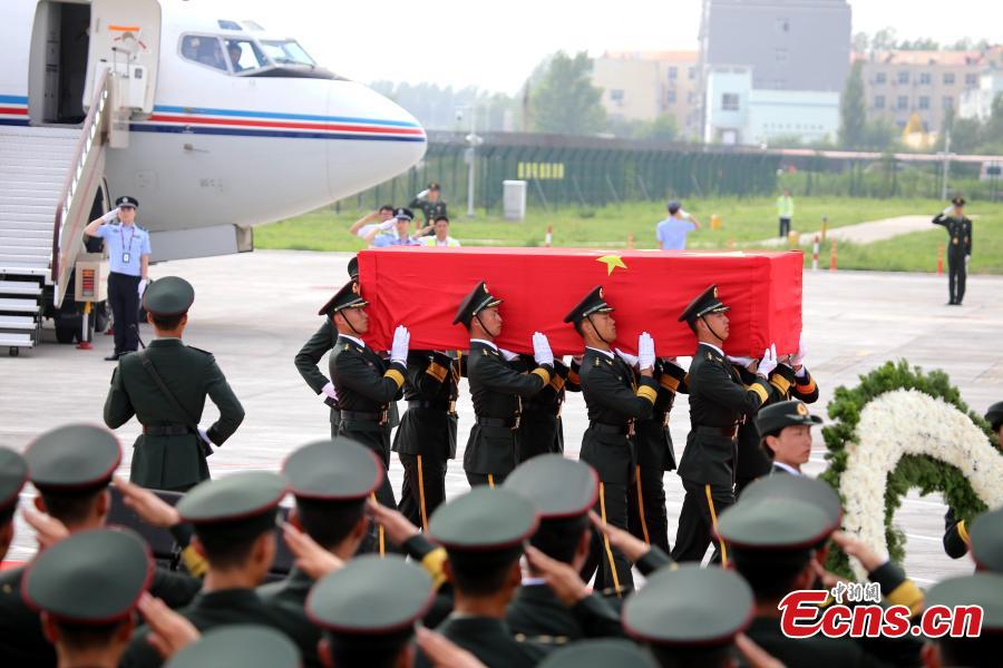 Remains of two Chinese UN peacekeepers arrive in China(1/5)