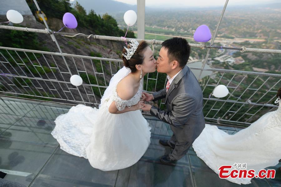 High suspension bridge host to group wedding ceremony(1/6)