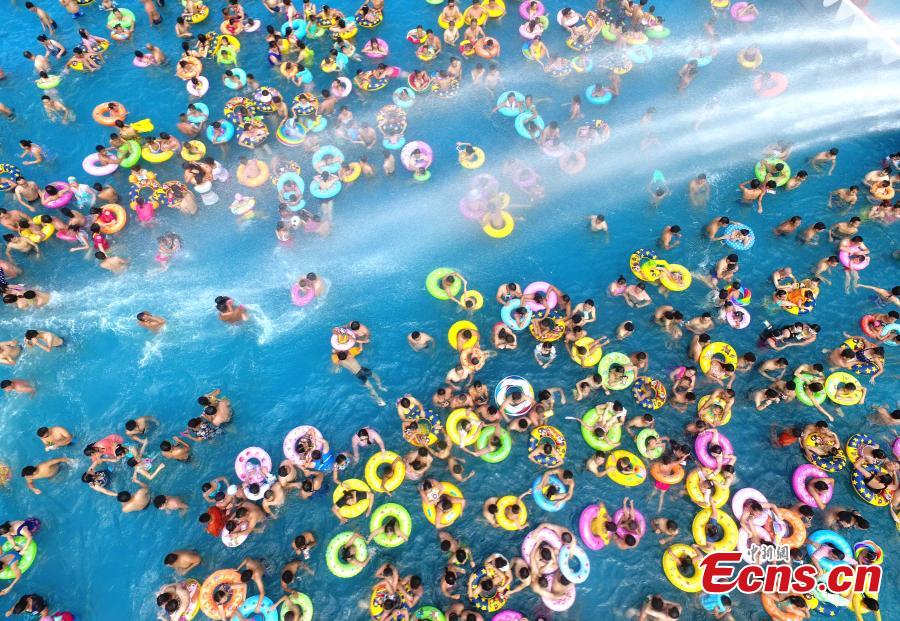 Swimming pool crowded on hot summer day(1/5)