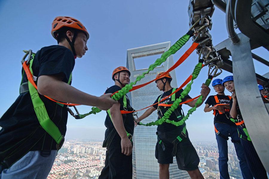 Daredevils brave record Shanghai skywalk(1/8)