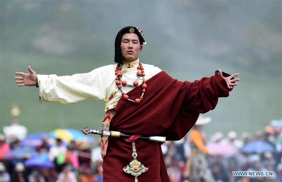 Traditional Tibetan costumes presented during fashion show (1/7)