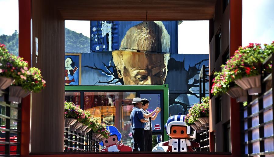 Food festival opens at 'container town' in Beijing(1/9)