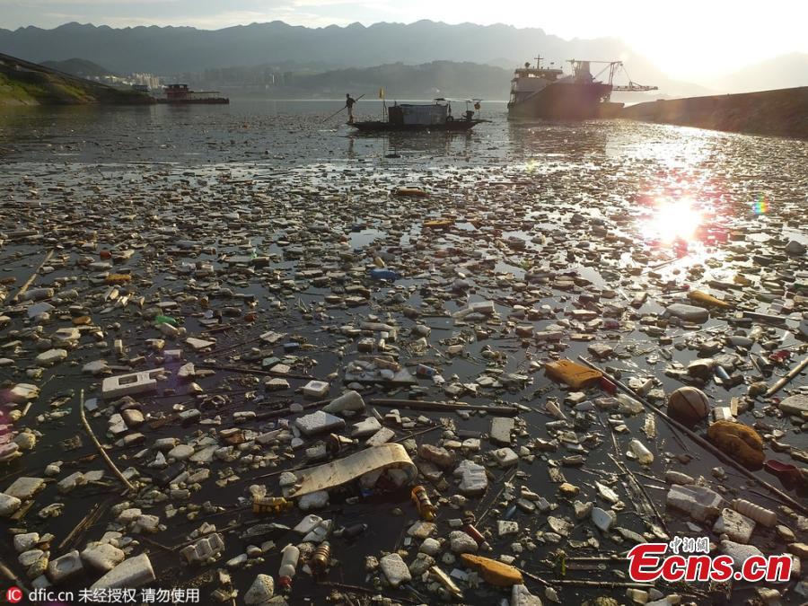 Drifting garbage hits Three Gorges Reservoir(1/6)