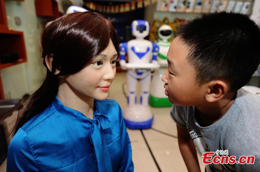 Robot shop entertains customers in Central China city(1/7)