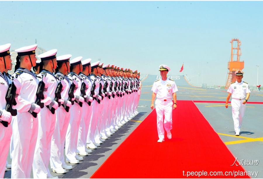 U.S. Navy chief tours Liaoning aircraft carrier(1/5)
