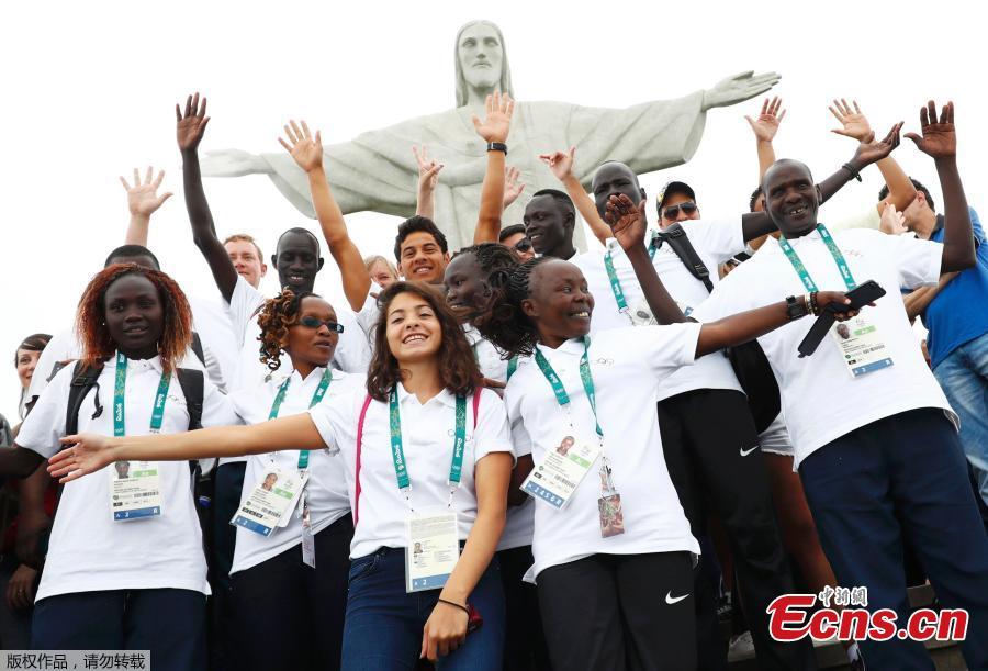 First-ever refugee team ascends to Rio's Christ statue(1/5)