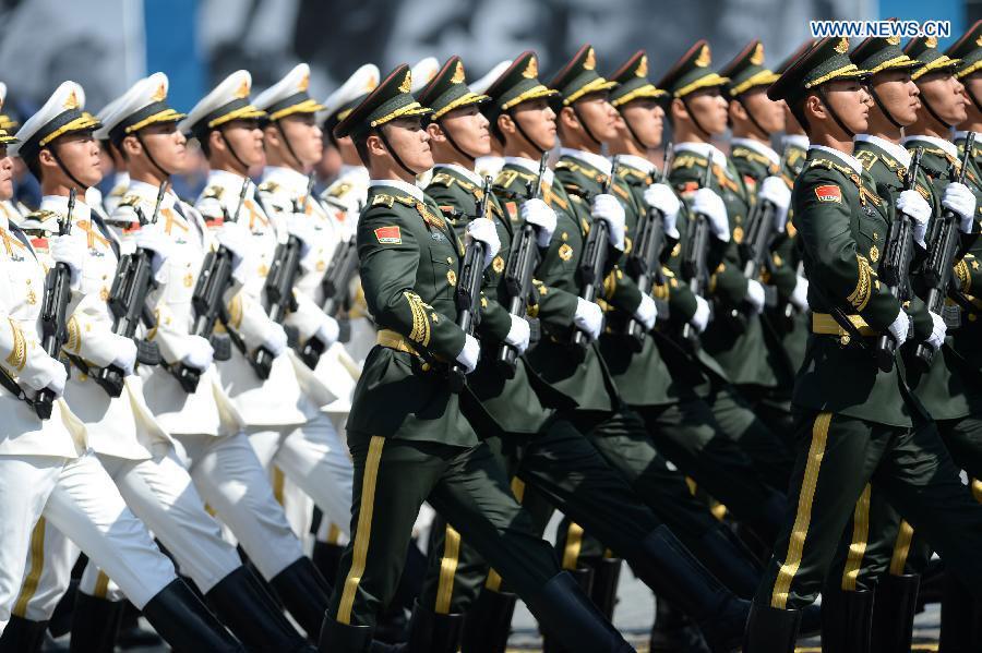 The guard of honor of the three services of the Chinese People\'s Liberation Army (PLA) taking part in the military parade to mark the 70th anniversary of the victory in the Great Patriotic War, in Moscow, Russia, May 9, 2015. (Photo/Xinhua)