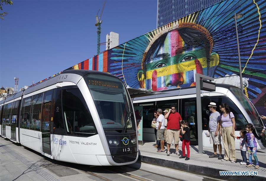 Giant graffiti painting greets Rio 2016 Olympic Games in Brazil(1/6)