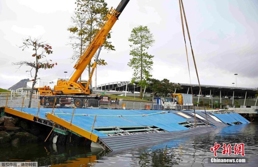 Main ramp collapses at Rio Olympics sailing venue(1/3)